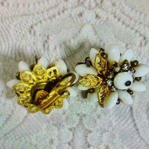 Vintage 1960’s beauty beaded flower clip earrings